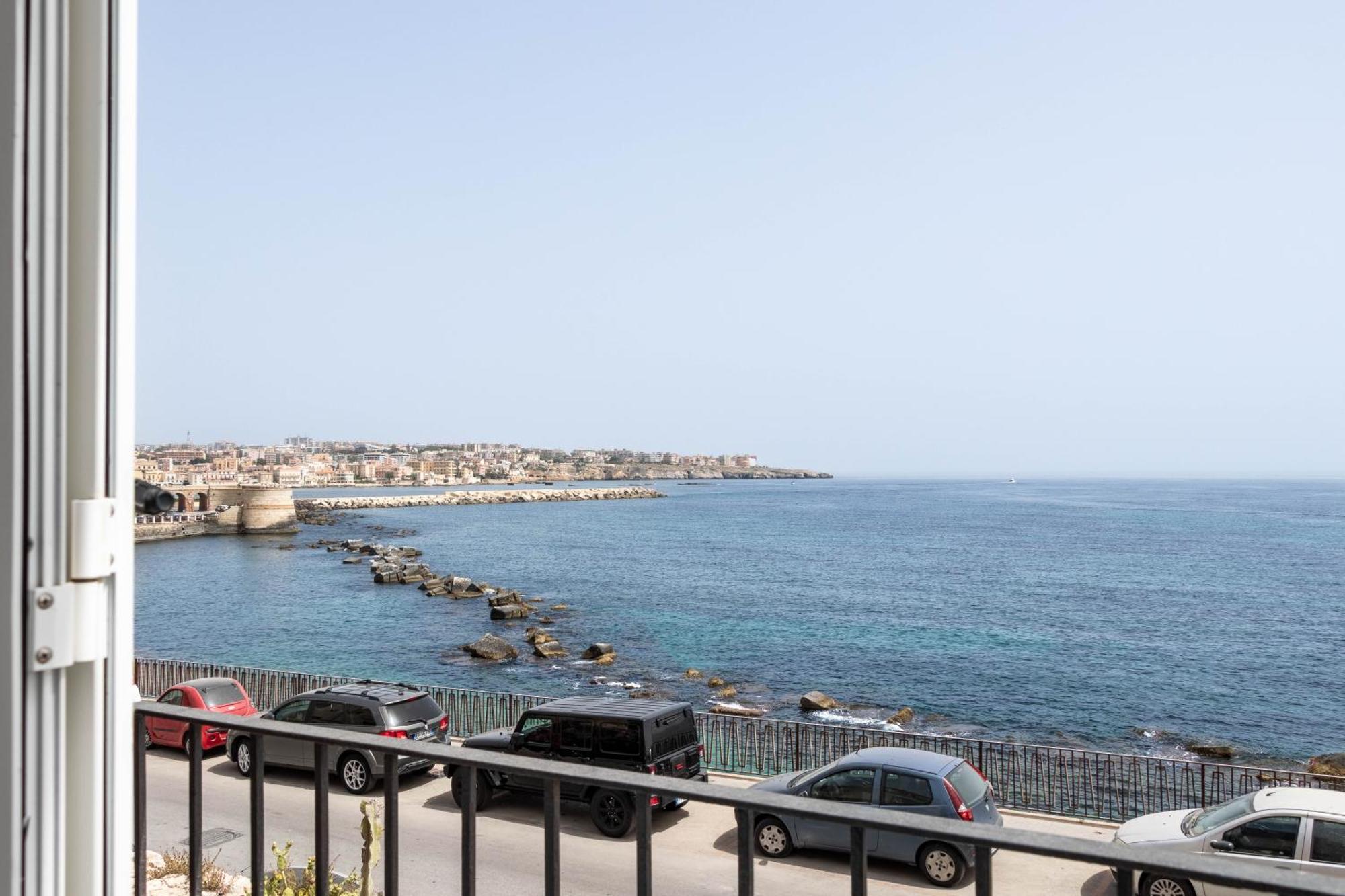 Fronte Mare Apartments & City Views Сиракуза Екстериор снимка