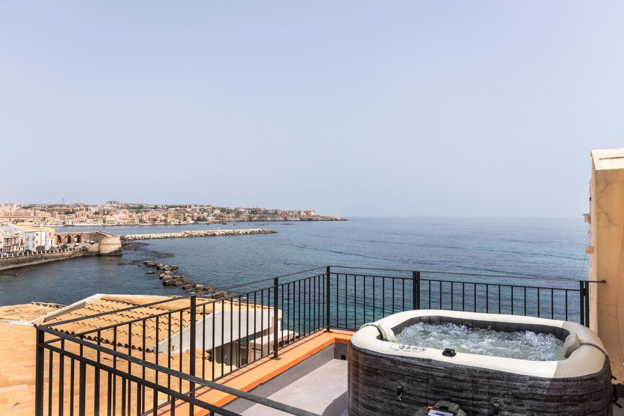Fronte Mare Apartments & City Views Сиракуза Екстериор снимка
